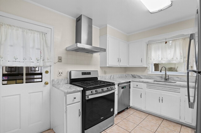 Building Photo - 216 S Poe St