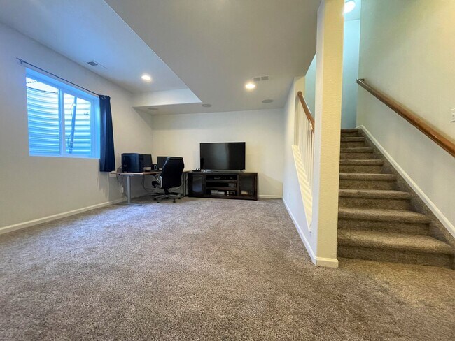 Building Photo - Spacious Charmer in sought after Meridian Ranch community- 2 houses from park
