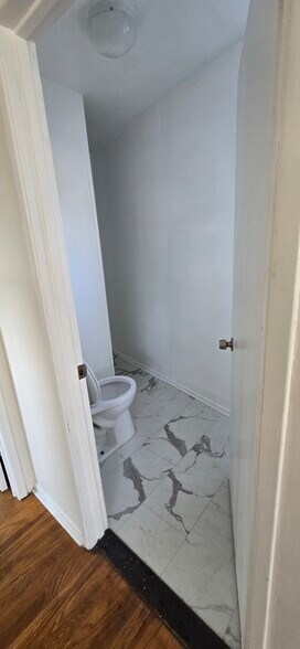 bathroom - 1530 N Ave 45