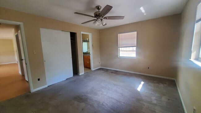 Building Photo - Large 3 Bedroom, 2.5 Bath with large Den and Family Room in Rainbows End, Dunnellon, FL