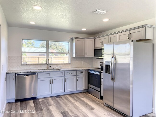 Building Photo - 124 Bermuda St