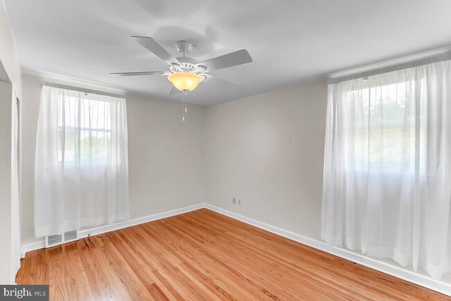 Building Photo - 915 Springhaven Rd