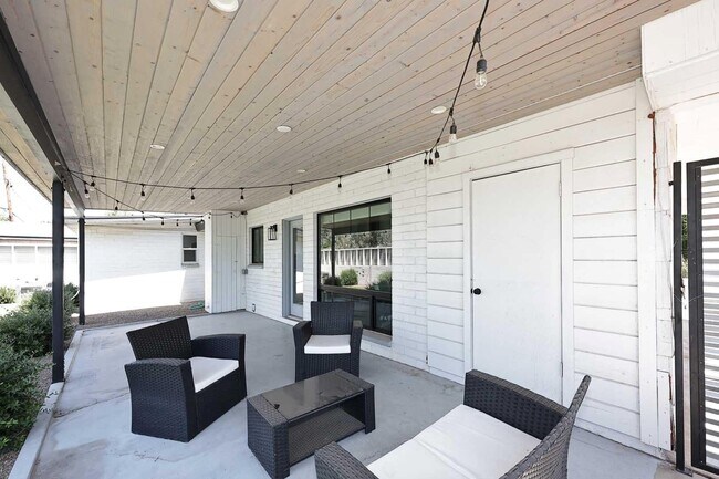 Building Photo - 716 W 11th St