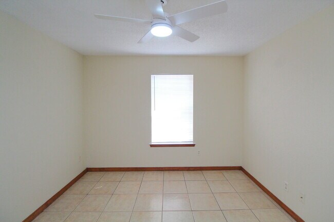 Building Photo - Coastal Living in Gulf Breeze! Spacious 2B...