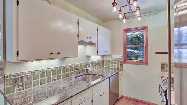 Building Photo - Spacious split level condo