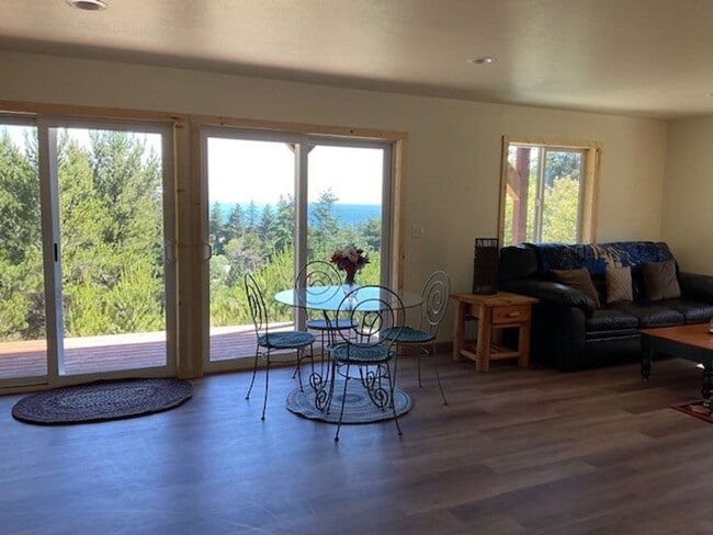 Building Photo - Stunning 2 bed/1 bath Ground Floor with ut...
