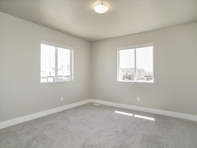 Building Photo - Beautiful 3 Bed 2.5 Bath Townhome in West ...