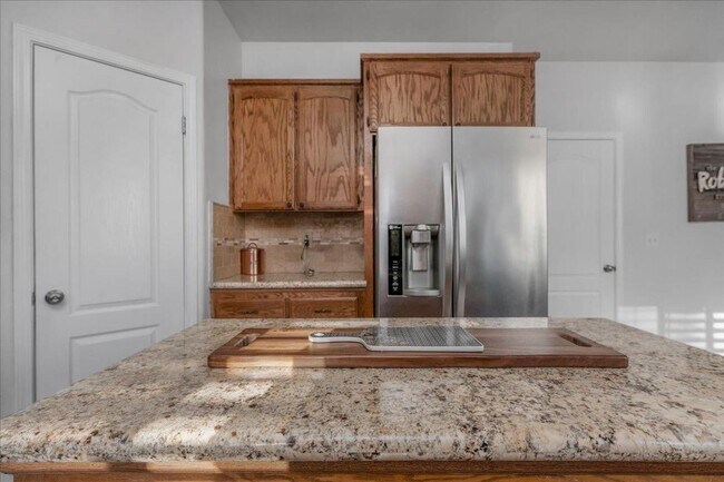 Building Photo - Beautiful North Clovis 3/2.5 Home in Gated Community