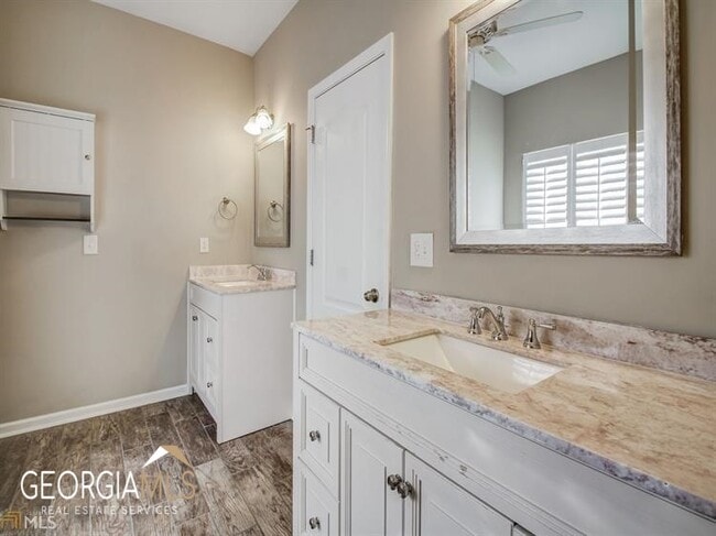 Building Photo - 54 Medallion Park