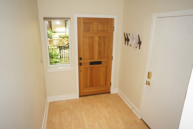 Building Photo - Beautiful 2 bedroom Belmont Condo. 3 Stories, 1 car garage, open floor plan, a/c. Amazing unit!
