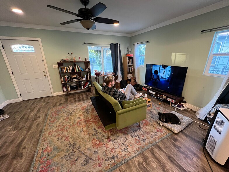 Living room - 5322 2nd Ave