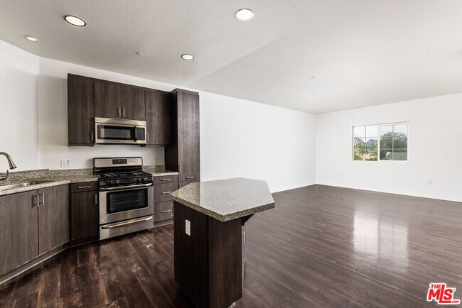 Building Photo - 1408 W Washington Blvd