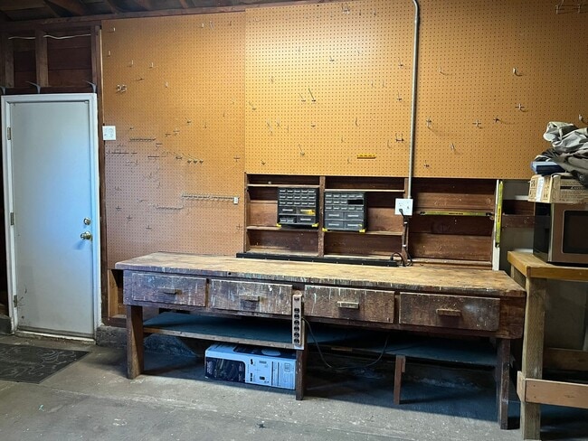 Building Photo - Urban Craftsman Gem!