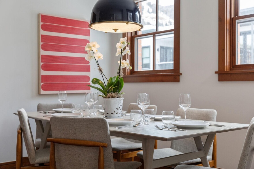 Building Photo - 230 S Pine St