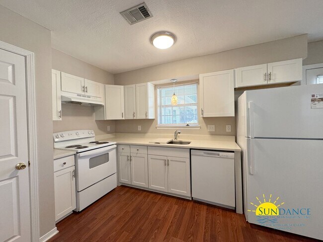 Building Photo - Charming 1BR Townhouse with Community Pool...