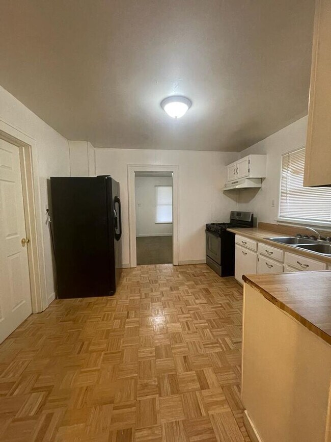 Building Photo - 1909 S Brookfield St