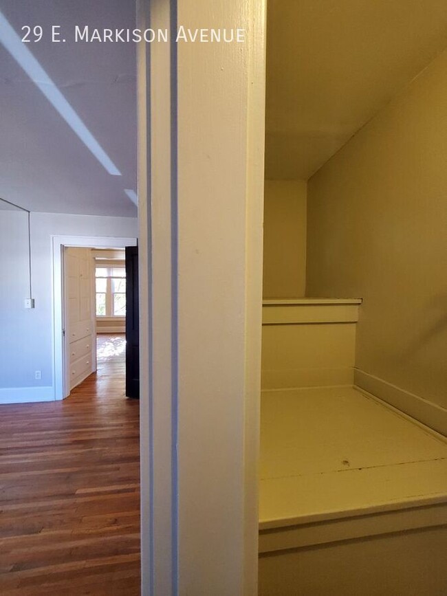 Building Photo - Spacious Townhome with Original Features A...