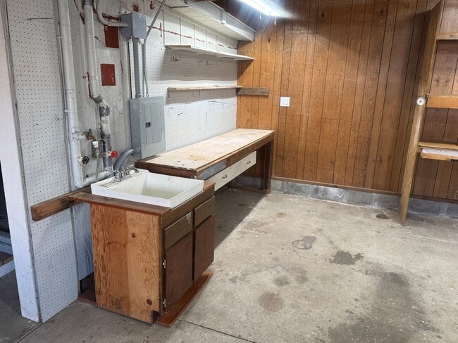 Building Photo - Studio apartment with a large garage in Eugene!