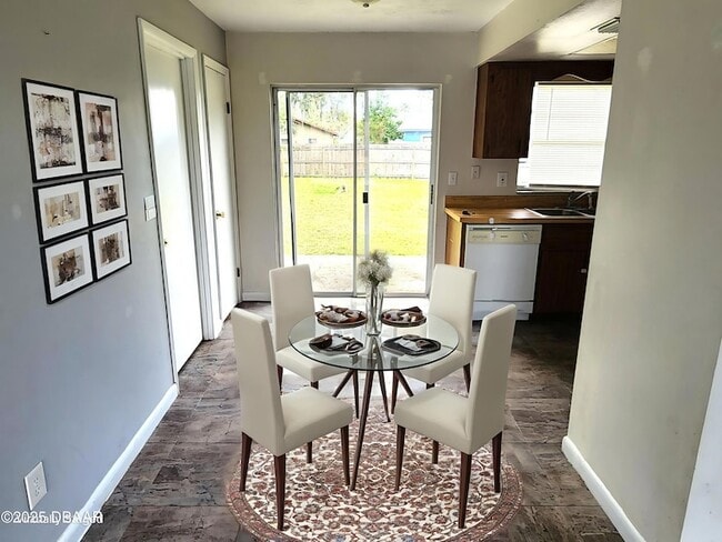 Building Photo - 904 Emma St