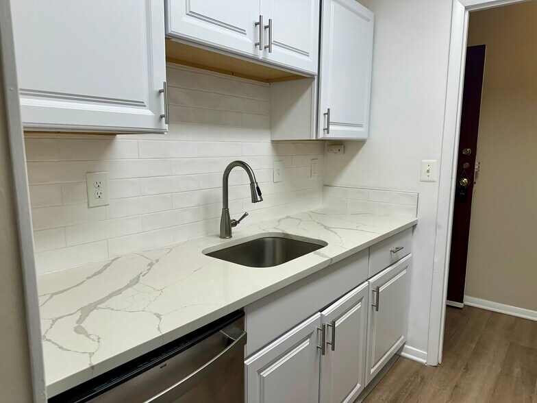 Building Photo - 3945 Lyndhurst Dr