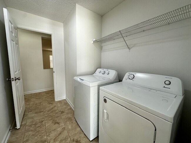 Building Photo - Close to Shopping, Restaurants, Schools & Beach!