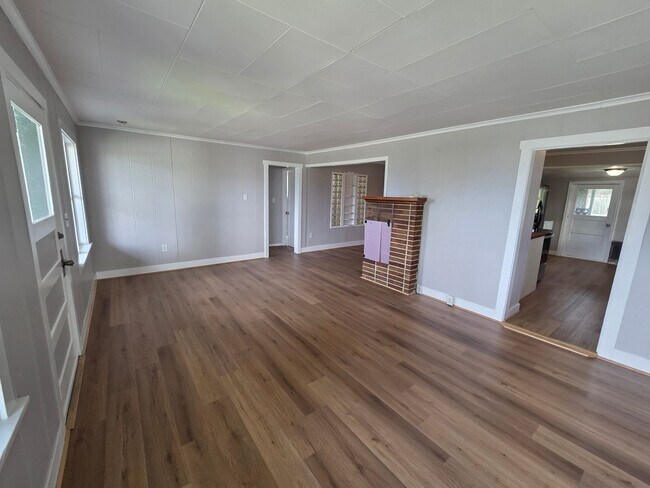 Building Photo - Sweet Home on Spring Street! 2 Bed, 1 Bath w/ Fenced Yard & Carport!