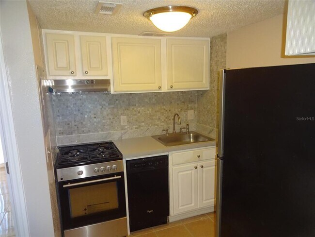 Building Photo - 123 BLUE POINT Way