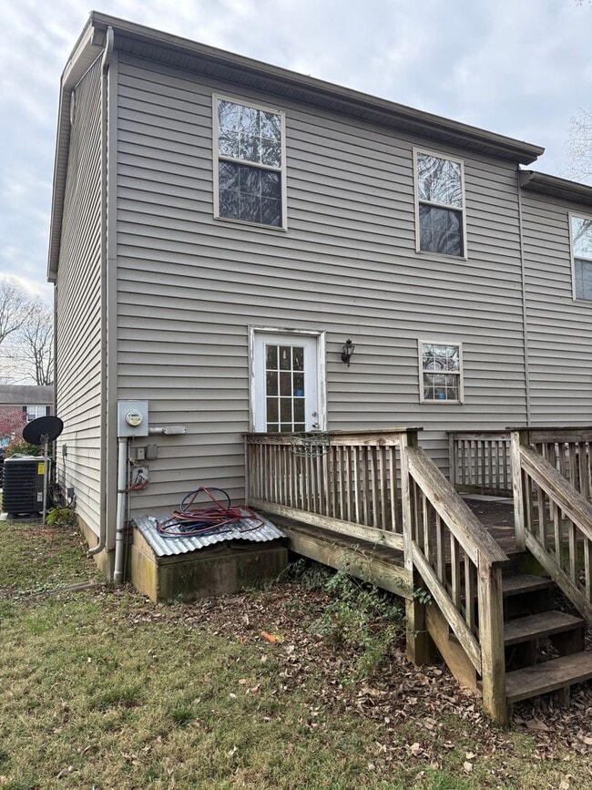 Building Photo - 2 bedroom 1.5 bath townhouse