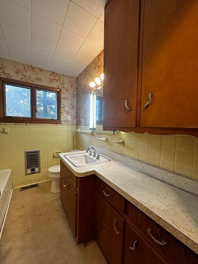 Building Photo - *Move in Special - Spacious 3 bedroom/ 2.5 bath home near Exit 8 - Morristown, TN