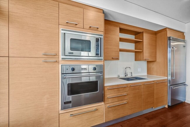 Building Photo - Luxury Elevated Living 1 Bed 1.5 Bath Condo at Skyline OC
