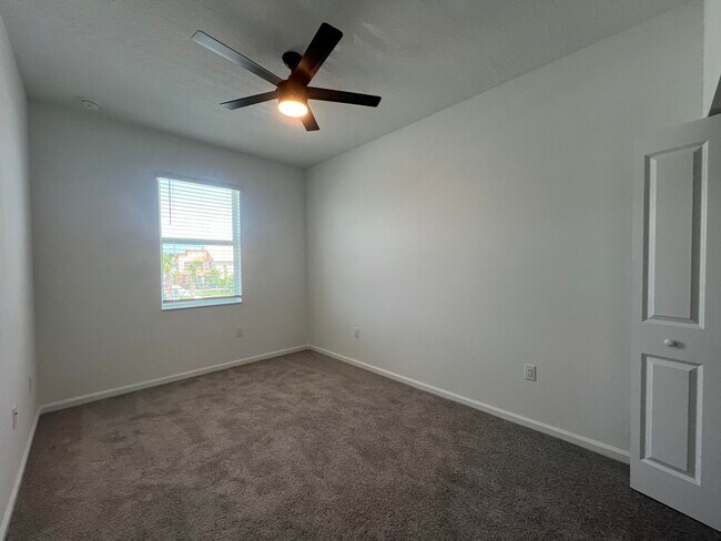 Building Photo - 4910 Longwood Lake Sq