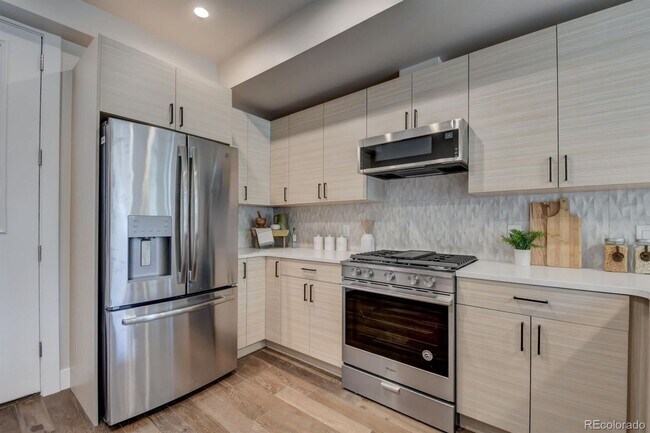 Building Photo - Cherry Creek Townhome - 4 Bed, 4 Bath, Detached Garage