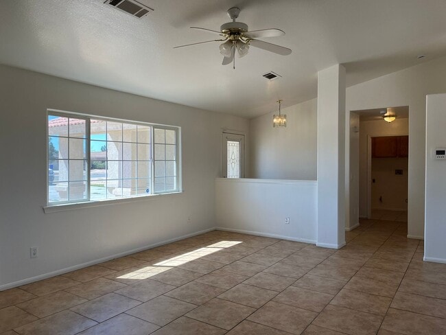 Building Photo - 3 bedroom 2 bathroom home available in Apple Valley!