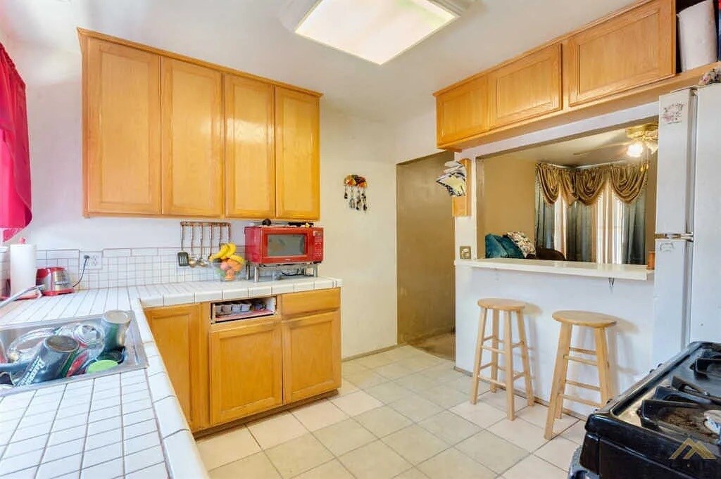 Building Photo - 300 San Emidio St