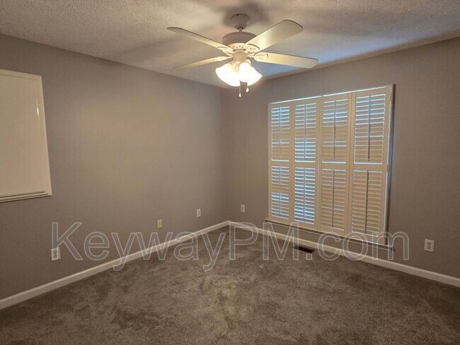 Building Photo - 5006 Fieldcrest Dr