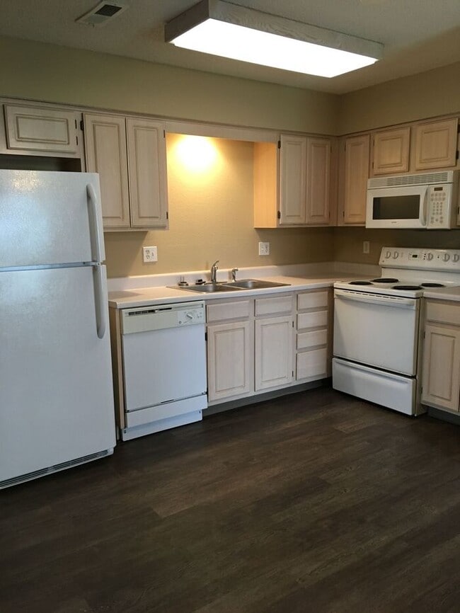 Building Photo - South Garden Townhomes