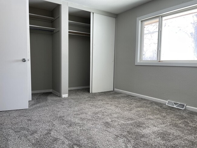 Building Photo - 600 Sara St