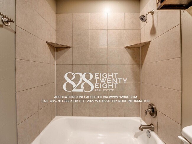 Building Photo - NEW TO THE MARKET!  Spacious 4 Bed/2 Bath Near very Close to Campus!!