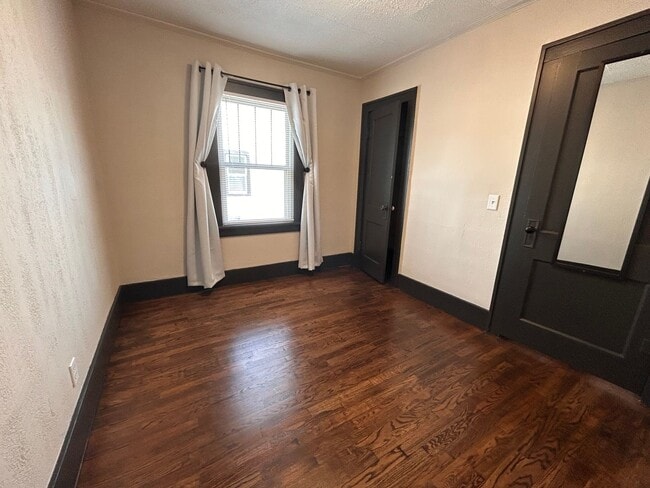 Building Photo - Cute 2 Bedroom 1 Bath Home