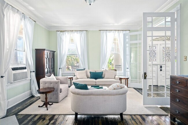 Building Photo - 1112 Broadway Avenue J