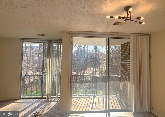 Building Photo - 10244 Prince Pl