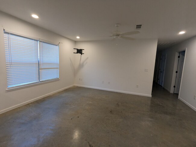 Building Photo - 242 Skylane Dr