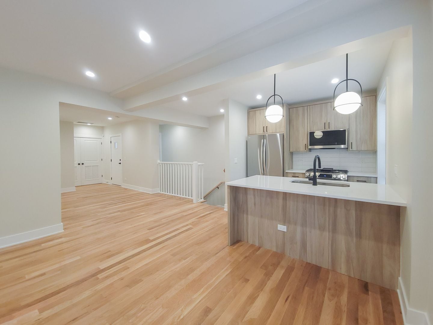 Building Photo - 2019 W Ainslie St
