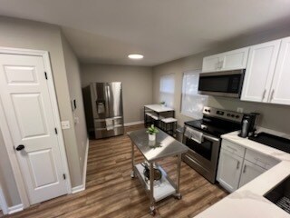 Building Photo - Beautiful Renovated Townhouse-Fully Furnis...
