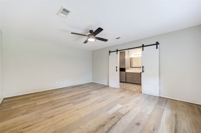 Building Photo - 5019 Oak Forest Dr