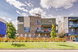 Building Photo - Evolve Real Estate: Gorgeous Townhome Near...