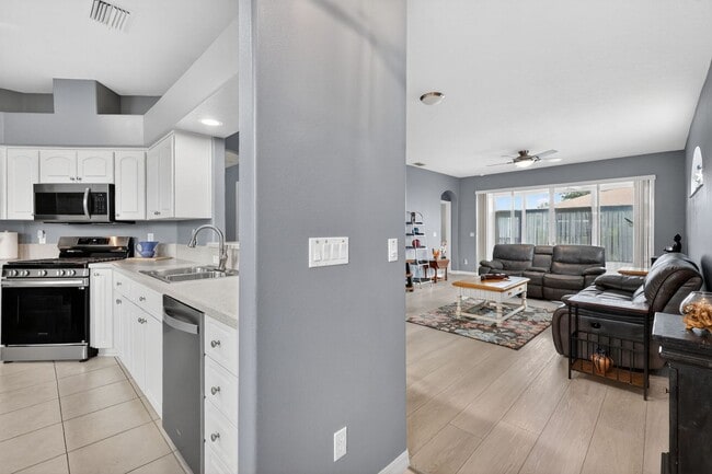 Building Photo - 27150 Nostalgia Dr