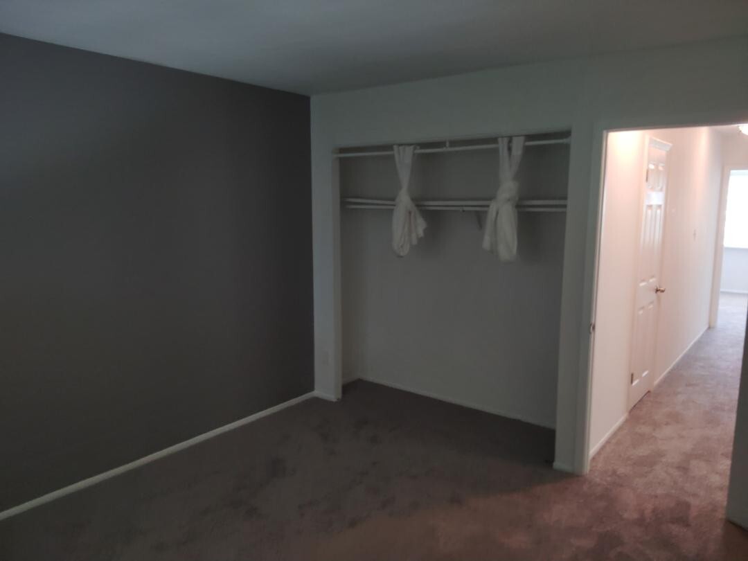 Building Photo - 300 Oakway Ct