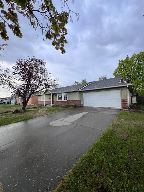 Building Photo - 12406 W 11th Ave