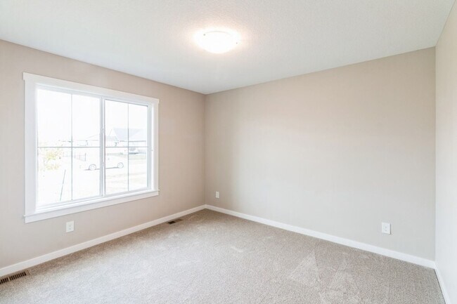 Building Photo - PRIVATE BACKYARD!! 4 Bedroom, 3 Bath Home in Ankeny